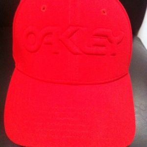Oakley 6 PANEL STRETCH HAT EMBOSSED - Red Line